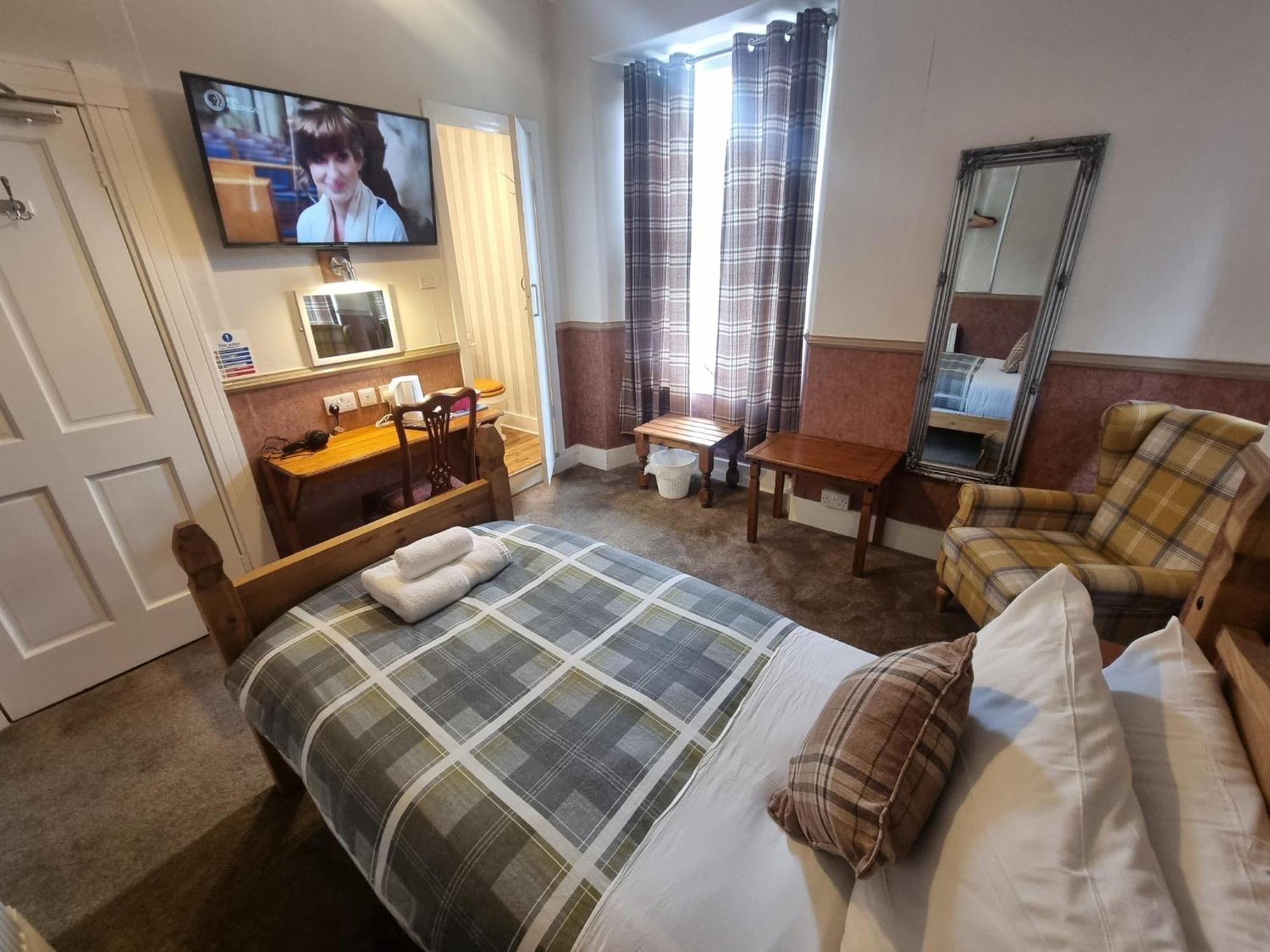 Roy Bridge Hotel Fort William Exterior photo